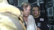 João de Deus.  Es wird enthüllt, wie der berühmte brasilianische Johannes von Gott mit Hilfe eines Schutznetzwerks, das Fanatismus, Gewalt, Ruhm und Macht verband, Hunderte von sexuellen Übergriffen und anderen Verbrechen beging.