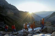 Das Expeditionsteam Neue Wege suchen Folge 5 Das SAC-Expeditionsteam der Frauen während des morgendlichen Aufstiegs zum Eingang der Tour im Unterwallis  Copyright: SRF/Halsundbeinbruch Film