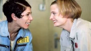 Ayse (Ilknur Bahadir, li.) zeigt offen, wie sehr sie sich für Manu (Constanze Priester) interessiert - zwischen den beiden knistert es...