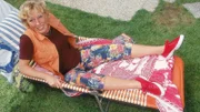 Uschi (Antje Lewald) findet es auf ihren alten Liegestühlen gar nicht mehr gemütlich. Sie beschließt hinter Bennos Rücken einfach Neue zu kaufen.