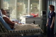 Noch immer kämpfen die Ärzte im Krankenhaus an den Folgen des schweren Sturms, bei dem auch Jackson (Jesse Williams) verletzt wurde. April (Sarah Drew) nutzt die Gelegenheit und gesteht ihm ihre Gefühle ...