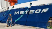 Presenterin Lena Ganschow vor dem deutschen Forschungsschiff Meteor im Hafen von Catania.