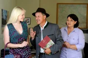 Landfrau Monika merkt nicht, dass Schattenhofer ihr eine Lektion erteilen will. Von links: Bürgermeister Schattenhofer (Werner Rom) und Monika Vogl (Christine Reimer).