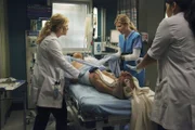 Nach einem heftigen Streit weigert sich Callie (Sara Ramirez, r.), gemeinsam mit Arizona (Jessica Capshaw, l.) zu operieren. Schließlich werden die beiden von Leah (Tessa Ferrer, M.) unterstützt. Ob ihre privaten Konflikte den bevorstehenden Eingriff beeinflussen wird?