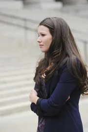 Ein altbekannter Vergewaltiger hat offensichtlich erneut zugeschlagen. Die Tochter des Senators, Serena Matthews (Jenn Proske), war eines seiner Opfer.