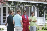 Während Julie ins Krankenhaus gebracht wird, machen sich Carlos (Ricardo Antonio Chavira, l.), Orson (Kyle MacLachlan, 2.v.l.), Tom (Doug Savant, M.), Bob (Tuc Watkins, 2.v.r.) und Lee (Kevin Rahm, r.) Gedanken, wer so etwas tun könnte.