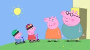 Heute erlauben Mama (r.) und Papa Wutz (2.v.r.) sogar, dass Peppa (l.) und Schorsch (2.v.l.) mit dem Roller zur Spielgruppe fahren dürfen.