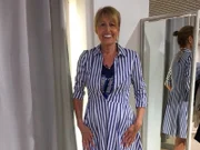 Monika ist auf der Suche nach dem perfekten Outfit.