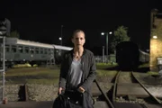 "Wo ist Jella?" Verzweifelt begibt sich Nora (Petra Schmidt-Schaller) auf die Suche nach den Entführern ihres Kindes - und bringt sich damit selbst in größte Gefahr ...