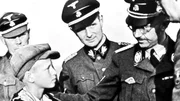 Heinrich Himmler mit einem blonden Kind in den eroberten Gebieten im Osten.