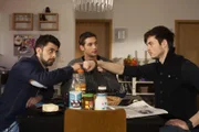 Can (Volkan Isbert, li.) und Lukas (Marc Schöttner, re.) versöhnen sich vorerst - auch ihrem Mitbewohner Deniz (Igor Dolgatschew) zuliebe.