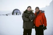 Amazing Hotels - Ice Hotel, Schweden. Giles Coren und Monica Galetti vor dem Ice Hotel.