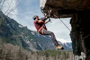 Das Expeditionsteam
Erste Steilwände
Folge 2
Dario Kempf, Mitglied des SAC-Expeditionsteams der Männer, beim Drytooling am überhängenden Fels
SRF/Halsundbeinbruch Film