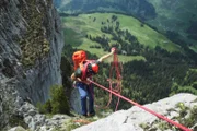 Das Expeditionsteam
Blitz und Donner
Folge 4
Mitglied des SAC-Expeditionsteams der Männer beim Abseilen
SRF/Halsundbeinbruch Film