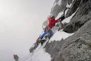 Das Expeditionsteam
Folge 6
Naomie Bürki, Mitglied des SAC-Expeditionsteam der Frauen, beim Eisklettern unter schwierigen Bedingungen im Bächlital
SRF/Halsundbeinbruch Film