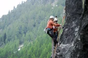 Das Expeditionsteam
Folge 7
Coraline Weber und Pauline Laubscher, Mitglieder des SAC-Expeditionsteam der Frauen, beim Standeinrichten in einer senkrechter Wand
SRF/Halsundbeinbruch Film