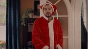 Erneut steht der nervige Nachbar Roel im Haus von Minas Eltern. Er will Weihnachten beim "Santa Run" für einen guten Zweck mitlaufen und übt schon mal.