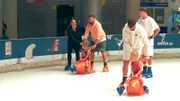 Virginia und Andrew sind mit den Kindern Eislaufen.