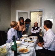 Von links: Frau Schöninger (Bruni Löbel), Trixi (Lilly Berger), Karli Schöninger (Philipp Seiser), Herr Schöninger (Walter Sedlmayr) und Hermine (Enzi Fuchs).