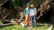 Wigald Boning und Bernhard Hoëcker vor dem ehemaligen Stall des "Nicht nachmachen"-Hofs nach einem "geglückten" Versuch.