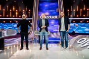 Moderator Jörg Pilawa mit den Kandidaten des Teams "Humor": Den Komikern Bastian Bielendorfer und Hannes Ringlstetter.