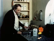 Meister Eder (Gustl Bayrhammer) und sein Pumuckl.