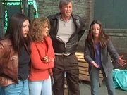 Prue (Shannen Doherty, l.), Phoebe (Alyssa Milano, 2.v.l.), Victor (James Read, 2.v.r.) und Piper (Holly Marie Combs, r.) fragen sich, wohin der Eiswagen verschwunden ist.