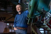 Karl Schwarzschild war Astronom und Direktor des Astrophysikalischen Observatoriums in Potsdam – der Ort, an dem Harald Lesch heute "Terra X - Faszination Universum" präsentiert. Inspiriert wurde Schwarzschild von Albert Einstein, dessen Erkenntnisse er weiterdachte. Seine Folgerung, die den Weg zum Schwarzen Loch weist, hat Generationen nach ihm fasziniert.