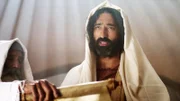 Jesus (Selva Rasalingam) lehrt in der Synagoge.