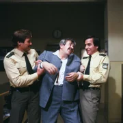 Von links: Polizist (Kleindarsteller), Herr Metz (Willy Harlander) und Heinl (Elmar Wepper).
