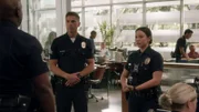 Officer Grey (Richard T. Jones, l.) bestimmt auf der Polizeidienststelle, dass Officer Lucy Chen (Melissa O'Neil, r.) ihrem Kollegen Tim Bradford (Eric Winter, M.) zuarbeiten soll. Diese Anordnung löst bei beiden Unbehagen aus.