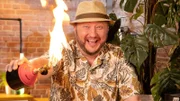 Die Lebensmittelindustrie hat Produkte aus dem Urlaub in die heimischen Supermärkte gebracht. Sebastian Lege deckt auf, welche Tricks hinter vier beliebten Urlaubs-Produkten stecken. Im Original besitzt Crčme Brűlée eine knackige Karamell-Kruste - für die Supermarkt-Variante müssen die Hersteller ordentlich in die Trickkiste greifen.