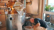 Bernhard Höning befeuert seine Brennanlage mit Holz.