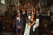 Auf diesen Tag haben Elke und Udo lange gewartet. Ihre Familie und ihre Freunde finden sich zu einem Foto mit dem glücklichen Brautpaar zusammen (Angelika Reißner, Christian Kohlund, Gaby Dohm, Barbara Wussow, Sascha Hehn, Klausjürgen Wussow, Olivia Pascal und Andreas Winterhalder).