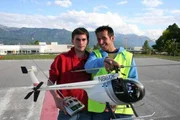 Willi und Manuel Heiduczek mit einem Modellhubschrauber