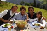 Die Familie des neuen Bergdoktors: Dr. Martin Gruber (Hans Sigl, 2.v.r.) mit seinem Bruder Hans (Heiko Ruprecht, l.), Mutter Lisbeth (Monika Baumgartner, 2.v.l.) und seiner Tochter Lilli (Ronja Forcher, r.).