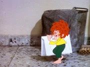 Pumuckl schreibt einen Brief an die Hausmeisterin. "Vier kalt" steht darin. Die Hausmeisterin wundert sich sehr und denkt bald, dass ein gefährlicher Verrückter sie bedrohen will.