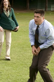 Ron Donald (Ken Marino).