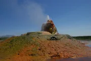 Heiße Mineralquellen sprudeln Wasser aus dem Inneren heraus.