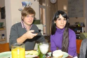 Philip (Jörn Schlönvoigt) ist es peinlich, mit Ayla (Sila Sahin) über Sex zu sprechen. Zu seiner Erleichterung zeigt sie eine überraschend lockere Seite.
