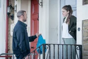 Andy Warren (Joe Absolom) bringt Abbie Armstrong (Imogen King) Essen mit, da ihre Mutter noch auf der Arbeit ist. Andy möchte sich als Vater beweisen.