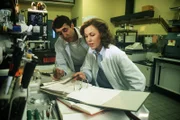Dr. Christa Brinkmann (Gaby Dohm) Arbeit im Pharmabetrieb Ilvo macht nicht die gewünschten Fortschritte. Auch ihr Kollege Dr. Heide (Jörg Pleva) kann ihr nicht helfen.