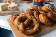 In Guebwiller, Frankreich, backt Angélique Brezeln und Laugenstangen.