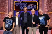 Moderator Kai Pflaume (M.) und seine Rateteam-Kapitäne Bernhard Hoëcker (l.) und Elton (r.) begrüßen in dieser Sendung die Stand-up Comedienne Ana Lucía (2.v.l.) und den Radiomoderator und Komiker Bodo Bach (2.v.r.).