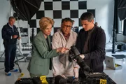 Die Modewelt ist erschüttert: Der Stuttgarter Starfotograf Wally Heidt wurde offenbar in seinem Fotostudio in einen blutigen Kampf oder ein Gewaltverbrechen verwickelt. Wo er sich aufhält und ob er überhaupt noch lebt, ist unklar. Die erste Kriminalhauptkommissarin Martina Seiffert (Astrid M. Fünderich), Kriminalkommissar Rico Sander (Benjamin Strecker, r.) und KTU-Leiter Jan Arnaud (Mike Zaka Sommerfeldt, M.) versuchen zu rekonstruieren, wer beim letzten Shooting anwesend war.
