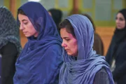 Viele Verwandte wie Shazia Riaz (Zahra Ahmadi, l.) haben sich zur Trauerfeier eingefunden. Für die Mutter des Opfers Miriam Rahman (Rina Mahoney, r.) ist der Gedanke, dass der Mörder noch frei herumläuft, schwer zu ertragen.