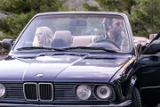 Miranda (Elen Rhys) fährt mit Max (Julian Looman) in seinem BMW zum Tatort.