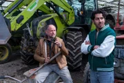 Luiz Vieira dos Santos (Thiago Braga de Oliveira, r.) schaut sich bei Broder Henningsen (Achim Buch, l.) um, der einen benachbarten Hof betreibt und mit den Petersens befreundet war. Weiß er etwas über den Tod seiner Nachbarin?