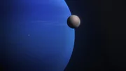Triton ist einer von Neptuns 14 Monden. Aus der Ferne sieht er aus wie ein eisiges Objekt, aber aus der Nähe zeigt sich, dass dieser große Mond vulkanisch aktiv ist. Stickstoff-Geysire schießen aus seiner eisigen Oberfläche bis zu acht Kilometer in die dünne Atmosphäre.