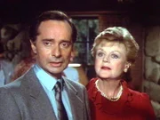 Jessica (Angela Lansbury) lernt Phil Kreuger (Allan Miller), den Manager des Footballteams kennen, dessen Aktienanteile sie geerbt hat.
